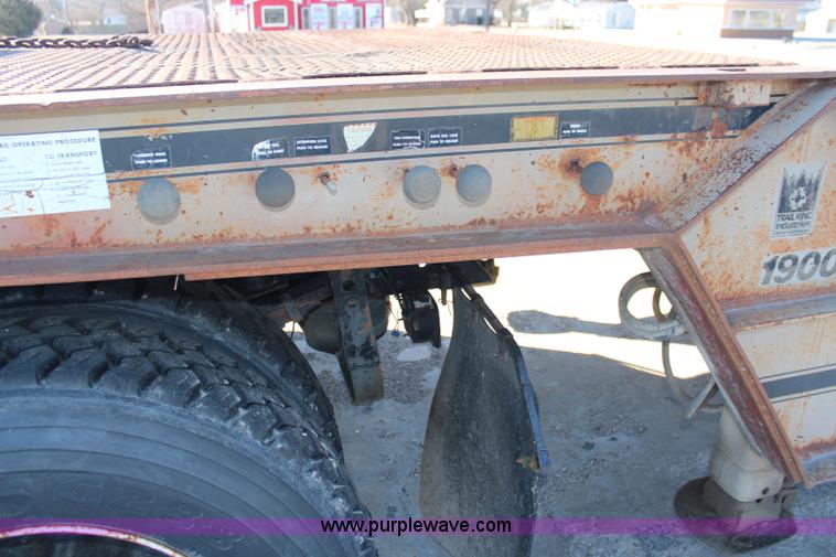 image for item K8752 1982 Trail King 1900 hydra tail trailer