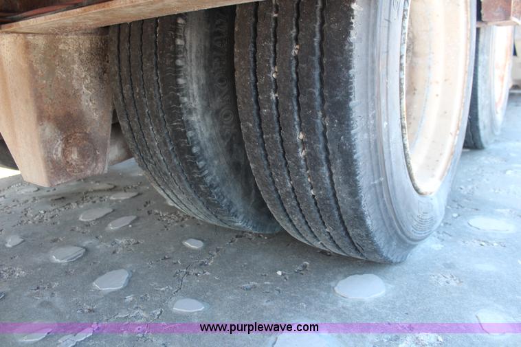 image for item K8752 1982 Trail King 1900 hydra tail trailer