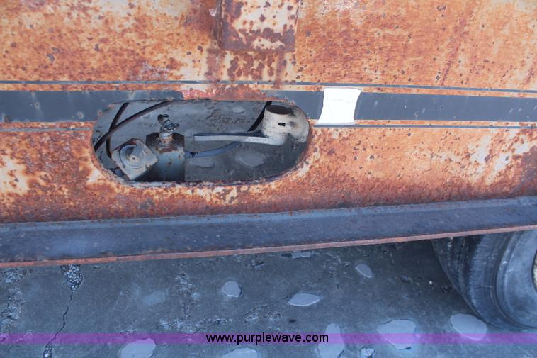 image for item K8752 1982 Trail King 1900 hydra tail trailer