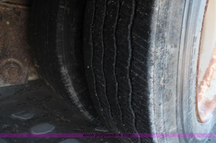 image for item K8752 1982 Trail King 1900 hydra tail trailer