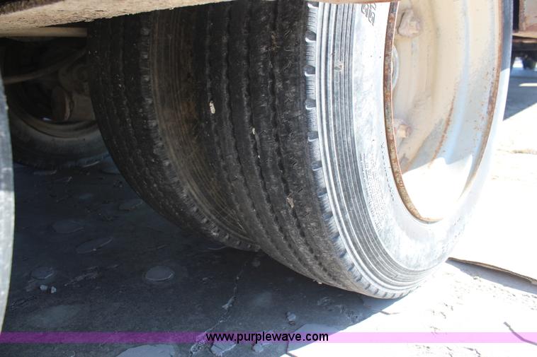 image for item K8752 1982 Trail King 1900 hydra tail trailer