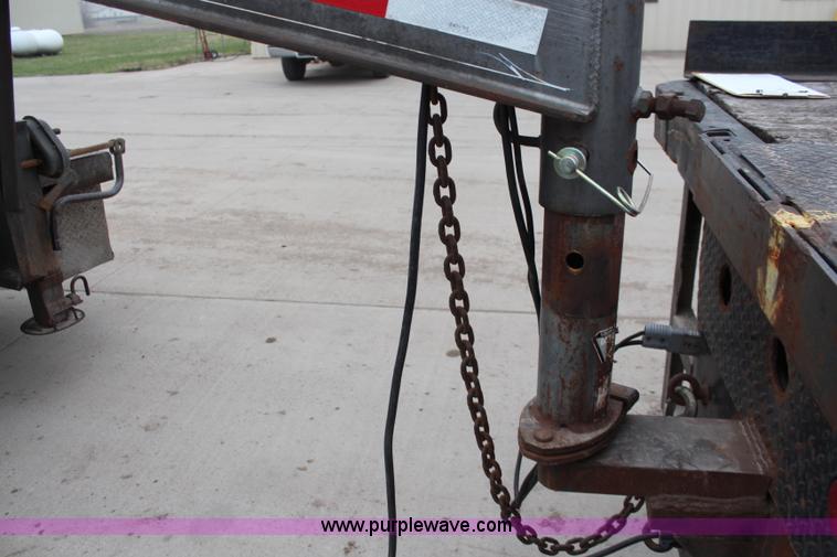 image for item K8776 1998 Neal flatbed trailer