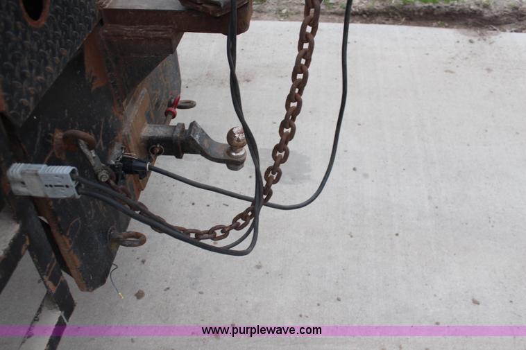 image for item K8776 1998 Neal flatbed trailer