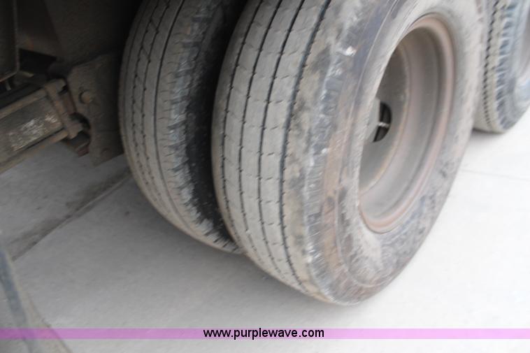 image for item K8776 1998 Neal flatbed trailer