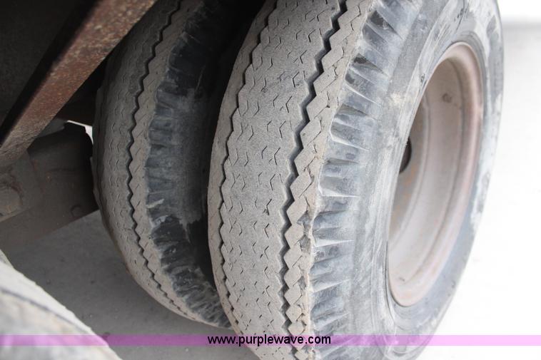 image for item K8776 1998 Neal flatbed trailer