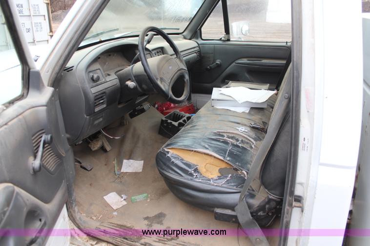 image for item K8945 1993 Ford F250 XL utility truck