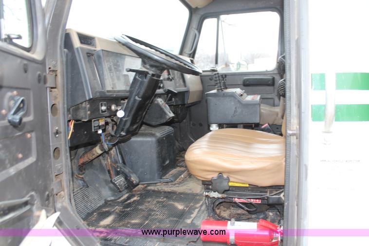 image for item K8965 1993 International 4700 dump truck