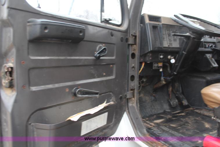 image for item K8965 1993 International 4700 dump truck