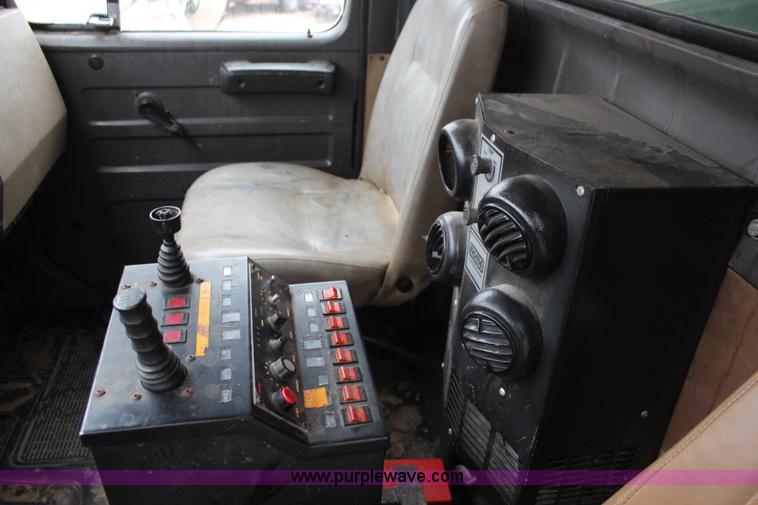 image for item K8965 1993 International 4700 dump truck