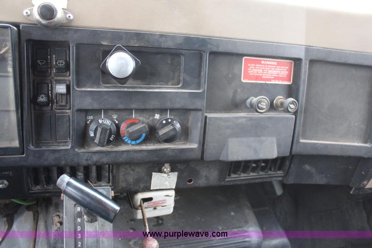 image for item K8965 1993 International 4700 dump truck