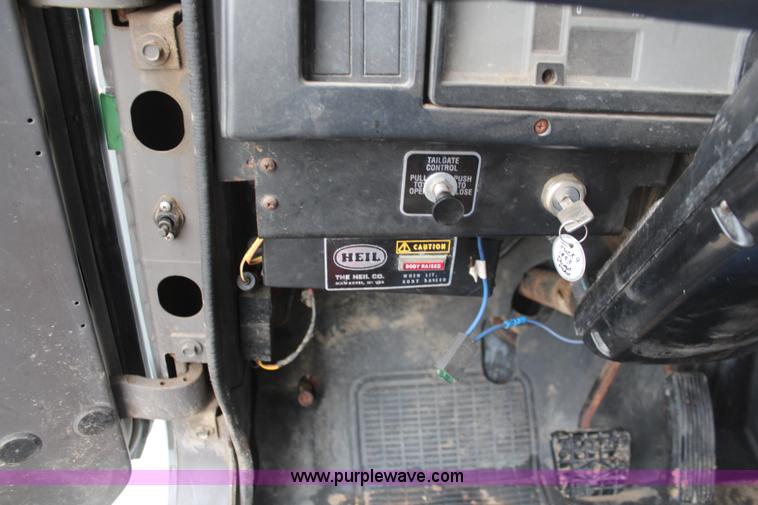 image for item K8965 1993 International 4700 dump truck