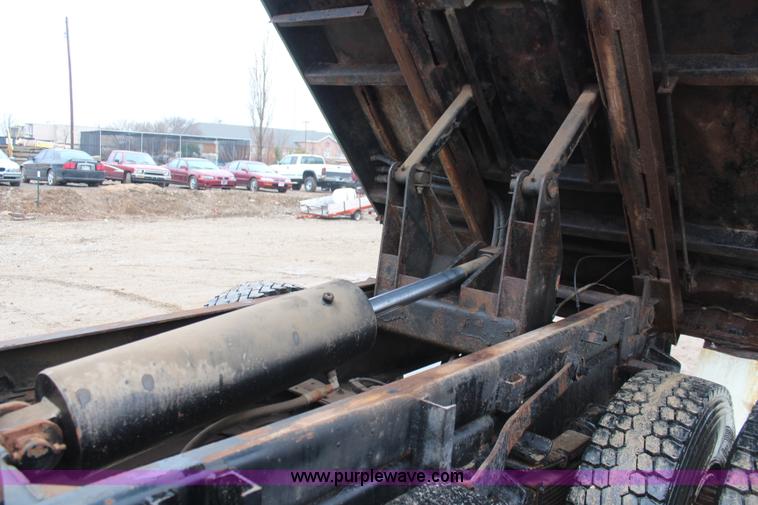 image for item K8965 1993 International 4700 dump truck