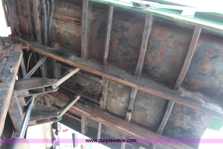 image for item K8965 1993 International 4700 dump truck