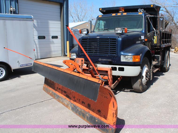 image for item K8995 2002 International 4900 dump truck