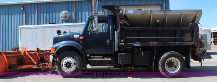 image for item K8995 2002 International 4900 dump truck