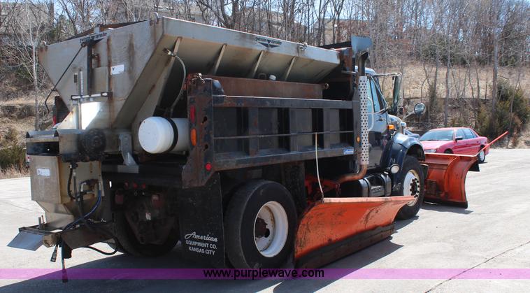 image for item K8995 2002 International 4900 dump truck