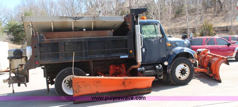 image for item K8995 2002 International 4900 dump truck
