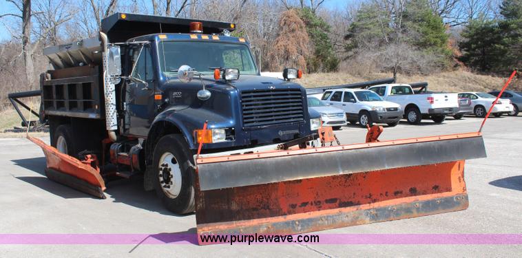 image for item K8995 2002 International 4900 dump truck