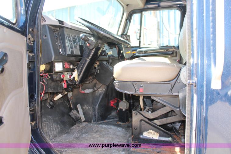 image for item K8995 2002 International 4900 dump truck