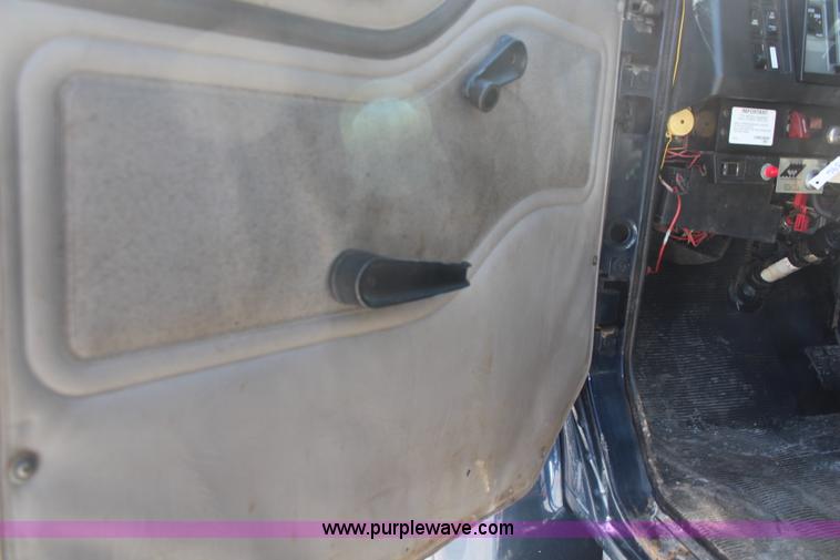 image for item K8995 2002 International 4900 dump truck