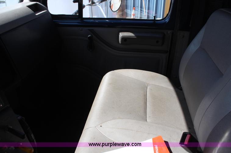 image for item K8995 2002 International 4900 dump truck