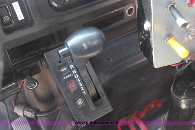 image for item K8995 2002 International 4900 dump truck