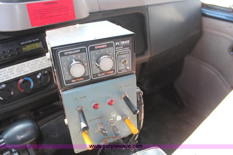 image for item K8995 2002 International 4900 dump truck