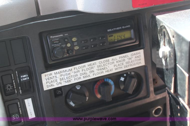 image for item K8995 2002 International 4900 dump truck