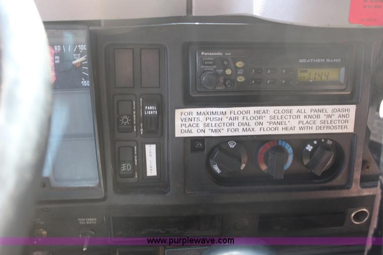 image for item K8995 2002 International 4900 dump truck