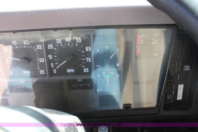 image for item K8995 2002 International 4900 dump truck