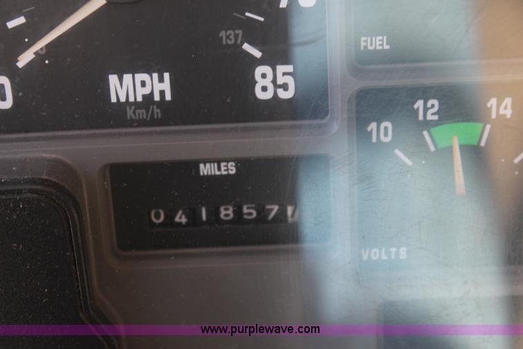 image for item K8995 2002 International 4900 dump truck