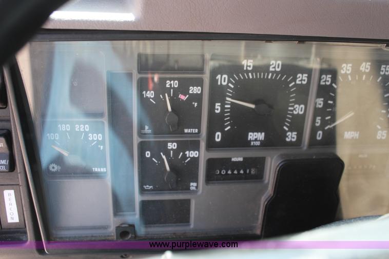 image for item K8995 2002 International 4900 dump truck