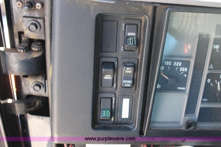 image for item K8995 2002 International 4900 dump truck