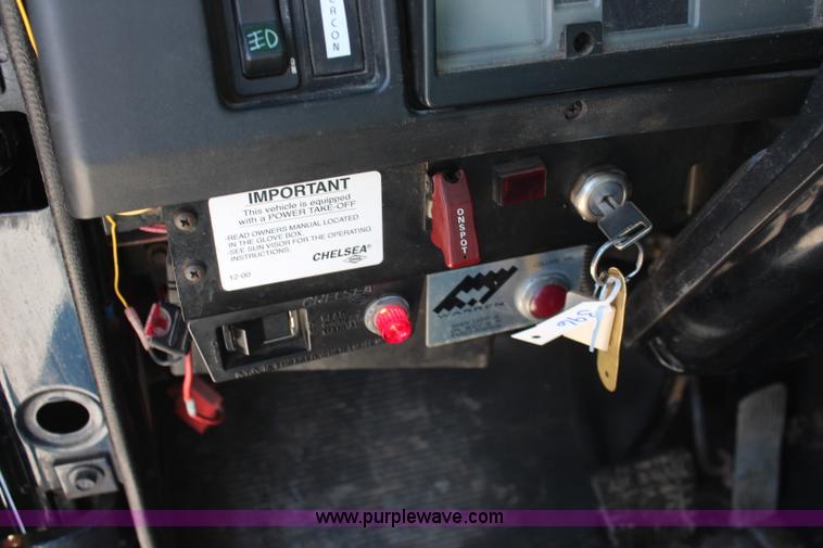 image for item K8995 2002 International 4900 dump truck