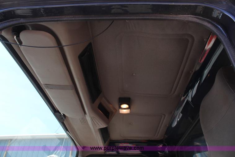 image for item K8995 2002 International 4900 dump truck