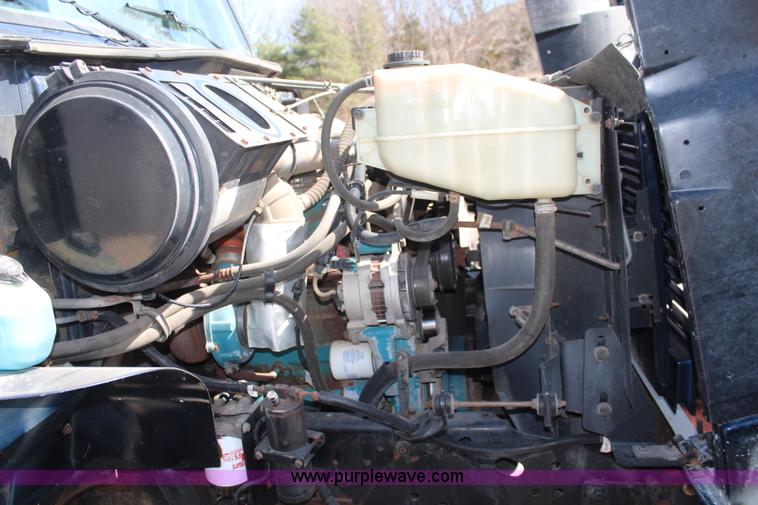 image for item K8995 2002 International 4900 dump truck