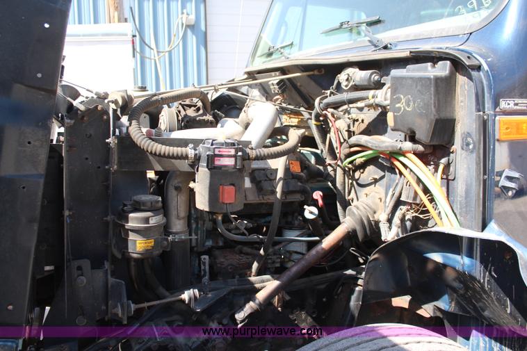 image for item K8995 2002 International 4900 dump truck