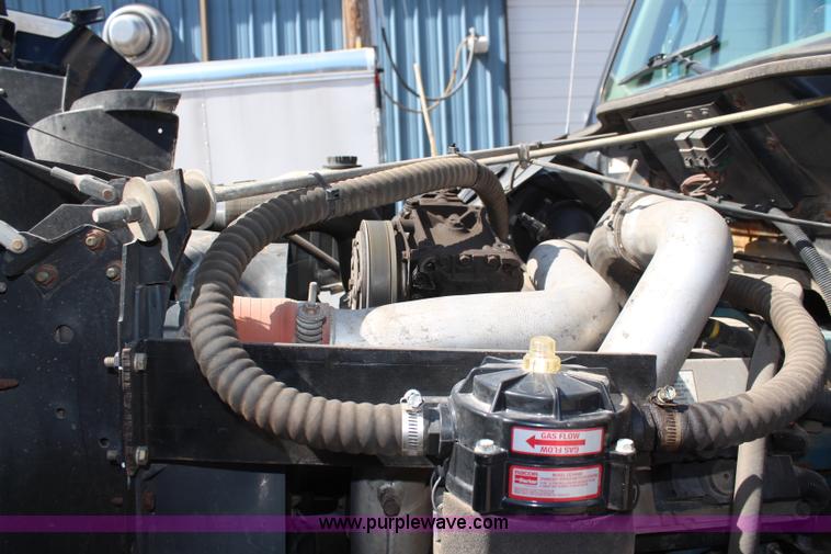 image for item K8995 2002 International 4900 dump truck