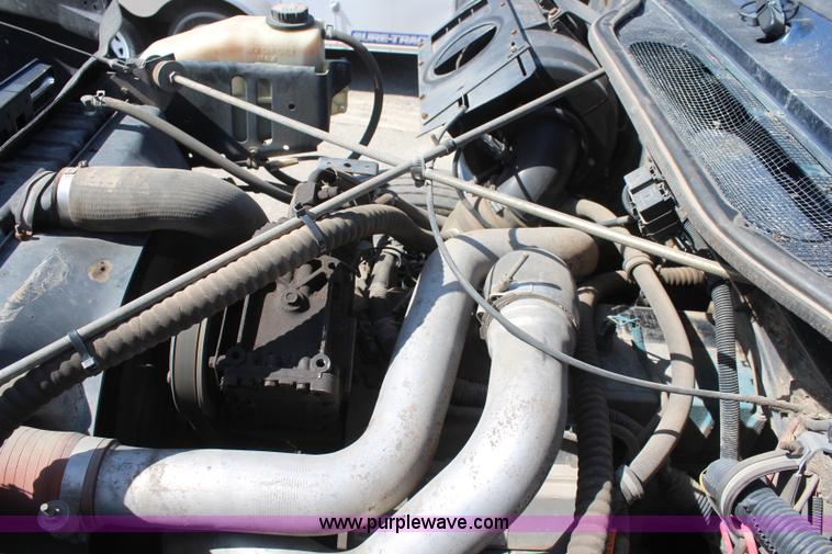 image for item K8995 2002 International 4900 dump truck