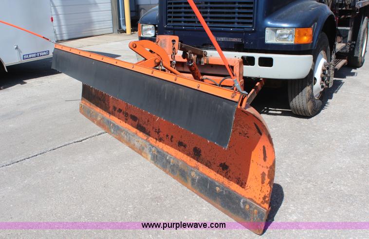 image for item K8995 2002 International 4900 dump truck