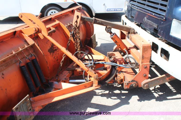 image for item K8995 2002 International 4900 dump truck