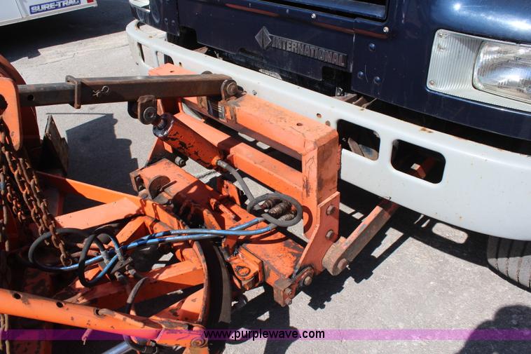 image for item K8995 2002 International 4900 dump truck