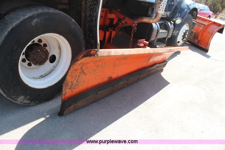 image for item K8995 2002 International 4900 dump truck