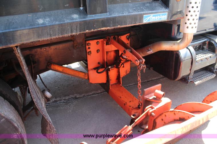 image for item K8995 2002 International 4900 dump truck