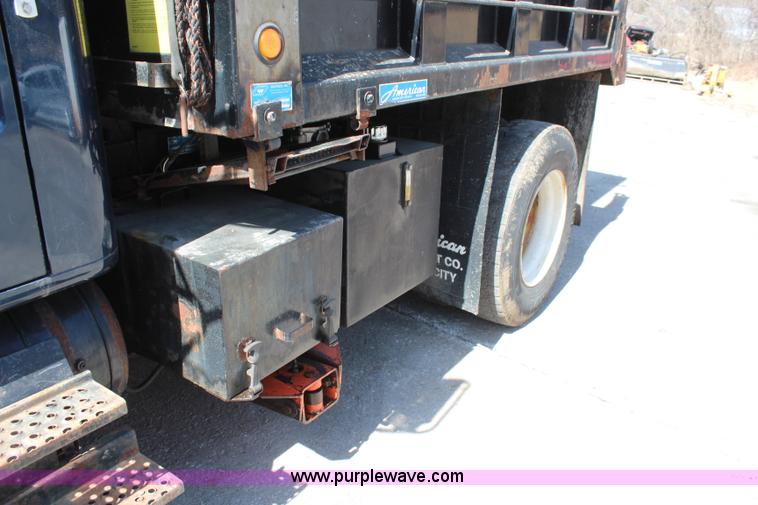 image for item K8995 2002 International 4900 dump truck