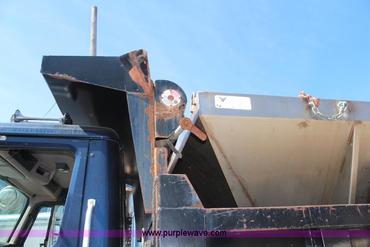 image for item K8995 2002 International 4900 dump truck