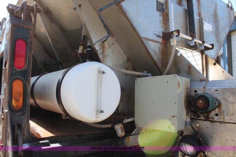 image for item K8995 2002 International 4900 dump truck