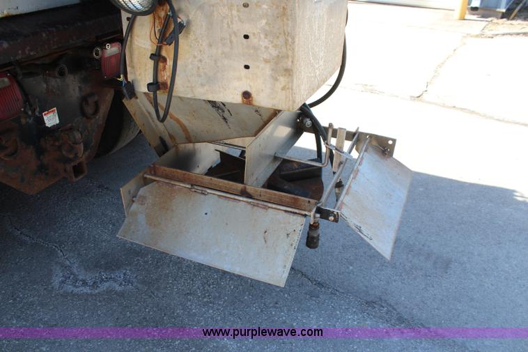 image for item K8995 2002 International 4900 dump truck