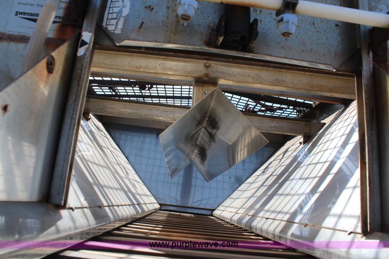 image for item K8995 2002 International 4900 dump truck