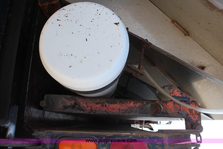 image for item K8995 2002 International 4900 dump truck